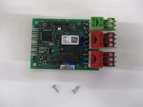 Elektroplatine mit verschiedenen Anschlussklemmen, Statusanzeigen und Steuerungselementen, produziert von Remeha. Enthält elektronische Komponenten zur Regelung.